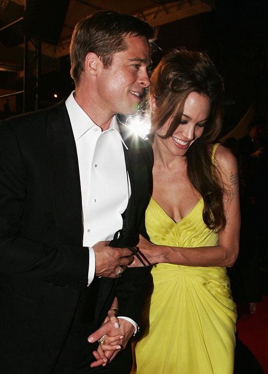 
	
	Angelina và Brad tình tứ tại buổi công chiếu phim Ocean's Thirteen vào tháng 5/2007.